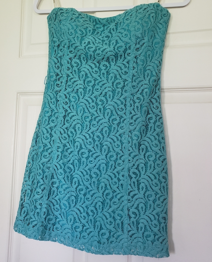 Cute fitted lace strapless dress!